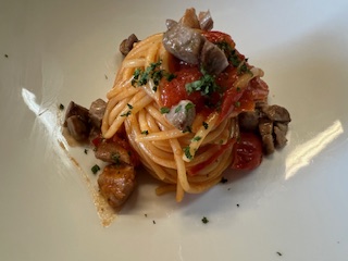 Spaghetti con pomodorini e funghi