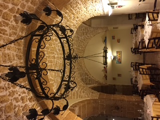 Interno del ristorante con lampadario in ferro battuto